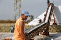 15-con-pala-e-carriola-il-sale-va-sul-nastro-trasportatore