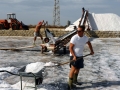 25-salinari-al-lavoro-con-carriola-e-pala