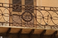 46-facciata-di-palazzi-nobiliari-con-eleganti-balconi-in-ferro-battuto-impreziositi-con-le-lettere-delle-iniziali-di-famiglia-DSC_1441
