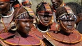 Donne-POKOT-con-tipiche-collane-e-orecchini-di-perline-colorate