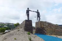 052-Londonderry-Hand-across-divide