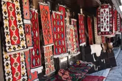 Sarajevo-Kilim-esposti-nel-bazar-di-Bascarsija