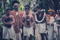 4-Sacerdote-con-portatori-di-tiki