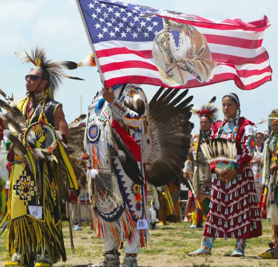 Nativi americani con bandiera usa