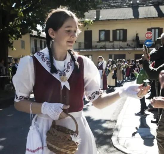walser - ragazza in costume